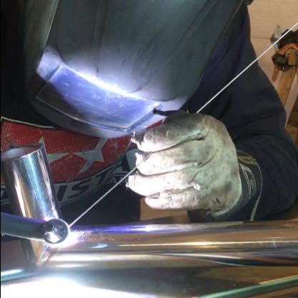 Soudeur au travail, soudure TIG sur pièce d'aluminium